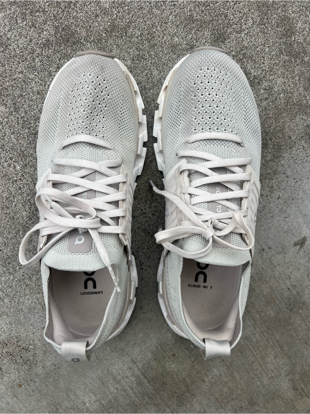 On Running Cloudswift Women’s Sneakers in Light Beige/Off-White